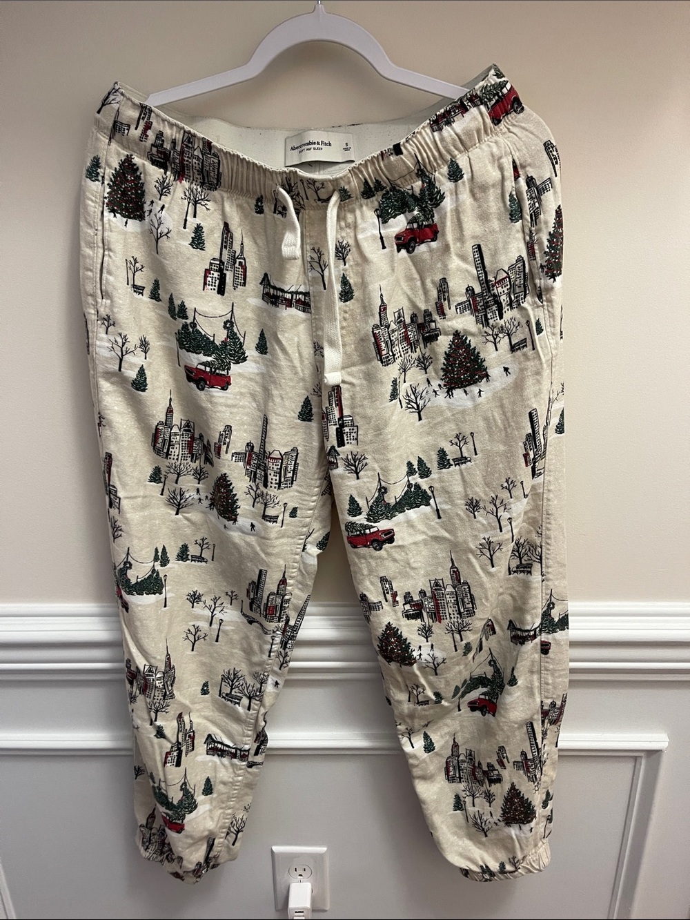 Abercrombie & Fitch Cream Joggers with Holiday City & Tree Print